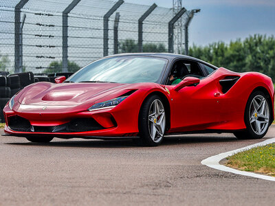 Coffret Stage de pilotage : 4 tours sur le circuit de Trappes en Ferrari F8 Tributo