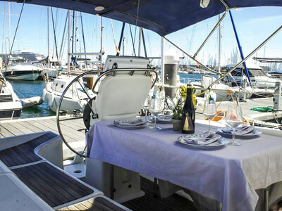 Caja Cita en el Mediterráneo: 1 noche con desayuno en velero para 2 personas