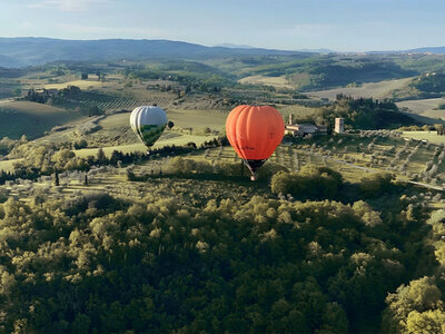 Cofanetto 1 esclusivo volo in mongolfiera con fondo trasparente sopra i cieli della Toscana