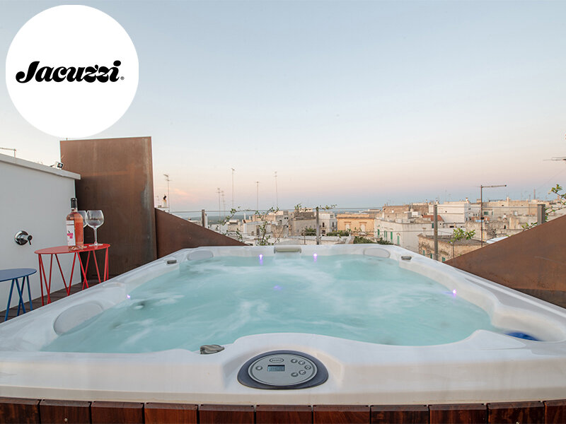 Lusso e bollicine a Ostuni: 1 notte in Suite con Spa Jacuzzi® sul balcone privato