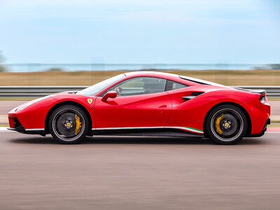 Stage de pilotage multivolant : 2 tours en Lamborghini Gallardo et 2 tours en Ferrari 488 sur le circuit de Magny-Cours