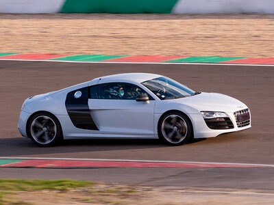 Stage de pilotage multivolant : 2 tours en Aston Martin Vantage et 2 tours en Audi R8 sur le circuit de Mirecourt