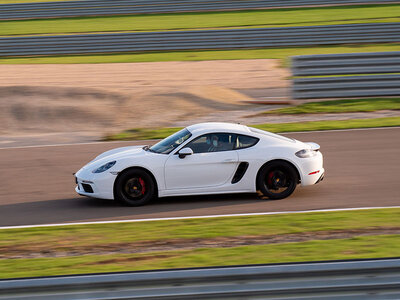 Coffret Stage de pilotage multivolant : 2 tours en Porsche Cayman S 718 et 2 tours en Ferrari 488 sur le circuit de Lohéac