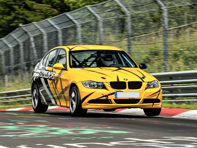 Geschenkbox 1 Runde im Tesla, VW oder BMW auf der Nürburgring Nordschleife für 1