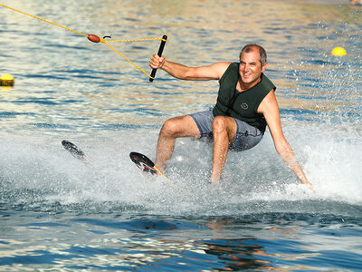 Caja regalo Diversión doble en Benidorm: curso de esquí y kneeboard (1 día) para 2 personas