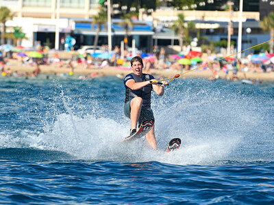 Diversión doble en Benidorm: curso de esquí y kneeboard (1 día) para 2 personas