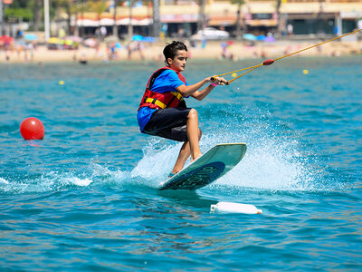 Caja regalo Esquí náutico o wakeboard de 2 horas para 4 niños en Benidorm