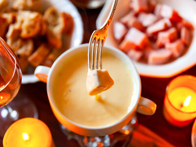 Geschenkbox Käsefondue mit einer Flasche Sekt für 3 Personen für zu Hause