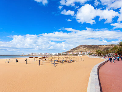 Cofanetto regalo 3 notti di magia vicino Agadir con 2 lezioni di yoga o surf e cena gourmet