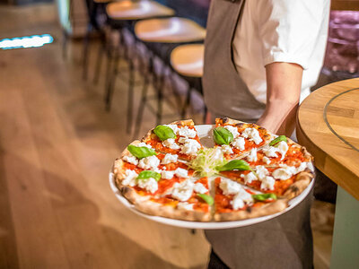 Italiensk pizza hos MaMeMi med antipasti, dessert og vin for 2