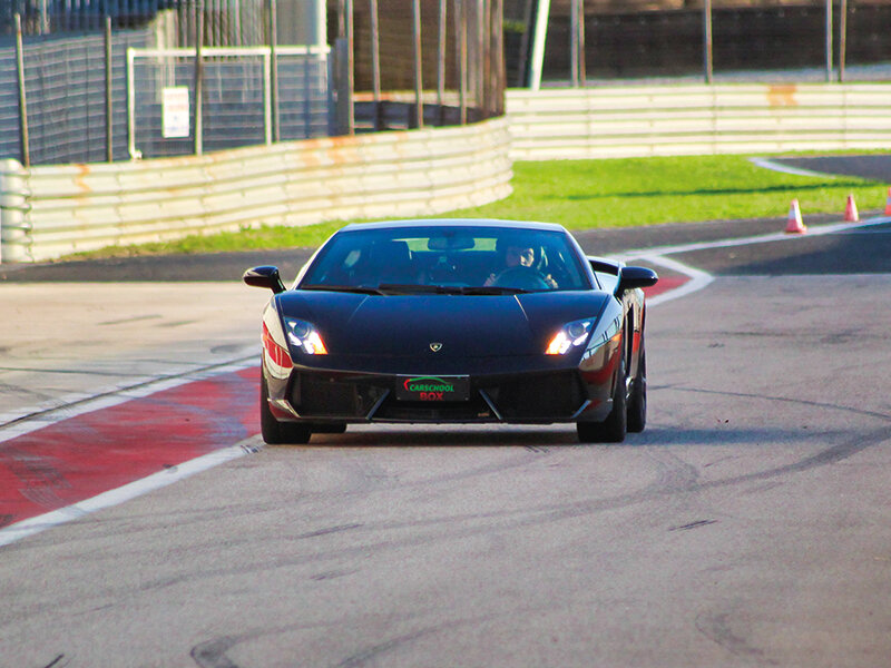 3 giri su Ferrari 458 o Lamborghini Gallardo al Circuito Internazionale di Viterbo