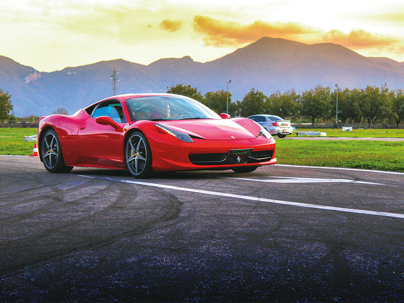 Emozioni adrenaliniche al Circuito di Viterbo: 2 giri alla guida di una Ferrari 458 Italia