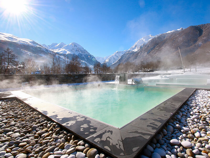 Parenthèse détente : accès aux cinq bains d'eau thermale et repas en duo dans les Pyrénées