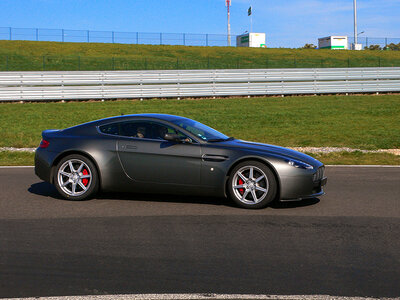 Stage de pilotage : 2 tours à bord d'une Aston Martin Vantage sur le circuit de Mettet