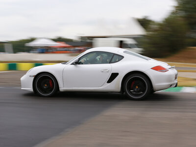 Coffret Stage de pilotage : 2 tours sur le circuit de Mettet en Porsche Cayman S