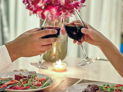 Romantisches Candlelight-Dinner mit Champagner, Wein und Blumen für 2