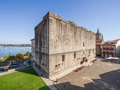 Caja regalo Parador de Hondarribia 4*: 1 noche con desayuno para 2 personas