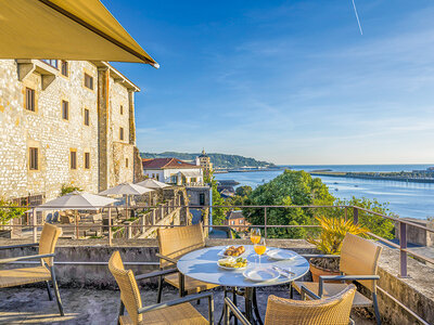 Caja Parador de Hondarribia 4*: 1 noche con desayuno para 2 personas