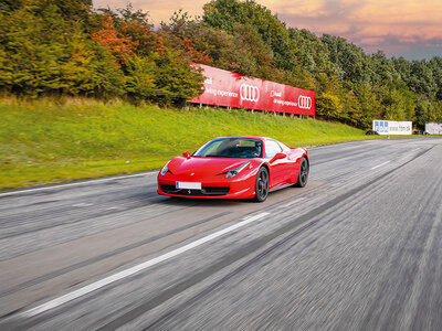 Presentbox 4 varv på racerbana i Ferrari 458 Spider för 1