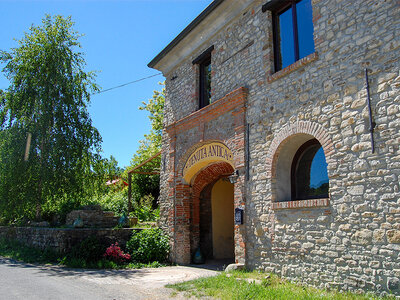 Cofanetto regalo Bolle di benessere: pausa in vasca idromassaggio con calice di vino ad Asti