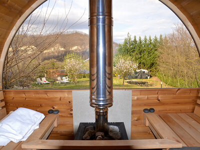 Cofanetto Bolle di benessere: pausa in vasca idromassaggio con calice di vino ad Asti