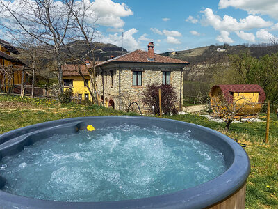 Bolle di benessere: pausa in vasca idromassaggio con calice di vino ad Asti
