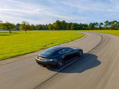 Stage de pilotage : 4 tours sur le circuit de Mettet en Aston Martin Vantage