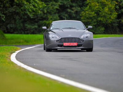 3 rondes als piloot in een Aston Martin Vantage in Mettet