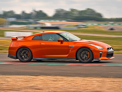 Coffret cadeau Stage de pilotage : 3 tours sur le circuit de Mettet en Nissan GTR