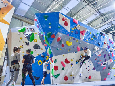 Caja Clase de escalada de 1 hora en España para 1 persona con material