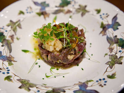 Repas provençal avec verre de vin à Marseille