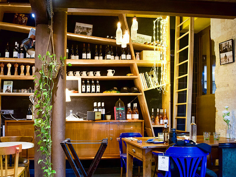 Repas provençal avec verre de vin à Marseille