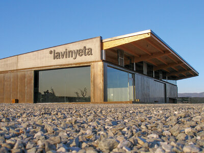 Caja regalo Bodega *lavinyeta, en el Empordà: visita a viñedos y bodega y cata de 5 vinos