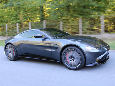 Stage de pilotage : 5 tours sur le circuit de Mettet en Aston Martin V8 Vantage