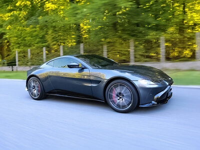 Stage de pilotage : 6 tours sur le circuit de Mettet en Aston Martin V8 Vantage