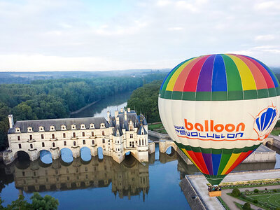 Coffret Vol en montgolfière pour 2 au-dessus de la vallée de la Loire avec visite d’une cave et dégustation de vin