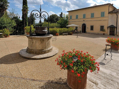 Cofanetto regalo La Toscana e i suoi paesaggi: 1 notte nella Val d'Elsa con accesso alla piscina in estate