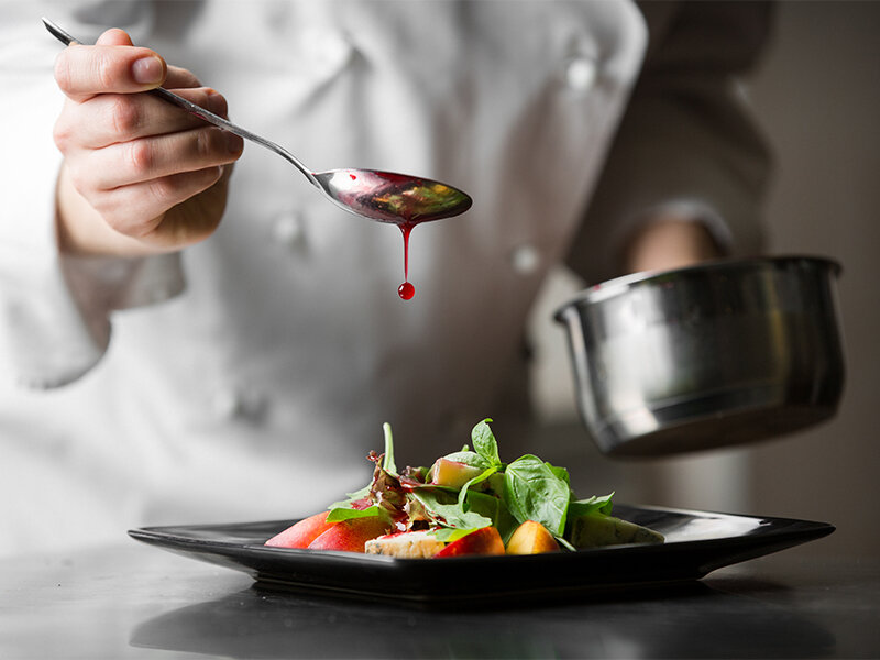 Menù con specialità d'oca e vino in ristorante Bib Gourmand della guida MICHELIN a Cremona