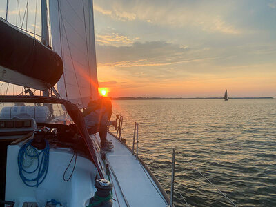 Sightseeing an der Ostsee: 2-stündiges Schnuppersegeln in Stralsund