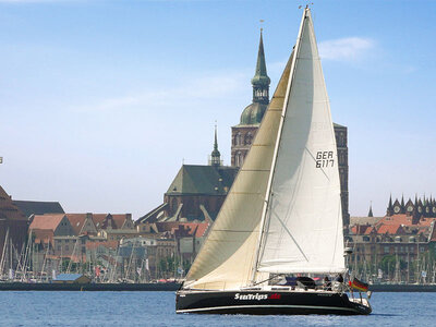 Geschenkbox Sightseeing an der Ostsee: 2-stündiges Schnuppersegeln in Stralsund