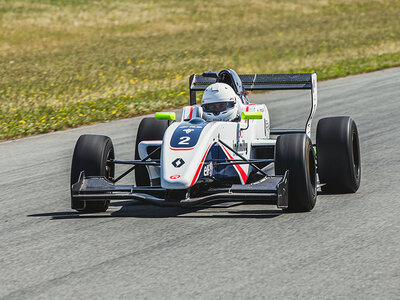 Coffret cadeau Stage de pilotage : 5 tours sur le circuit de Fontenay-le-Comte en Formule Renault 2.0 avec baptême en configuration biplace