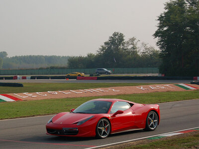 Cofanetto Papà in pista: 3 giri alla guida di una Ferrari 458 sul Circuito Castelletto di Branduzzo