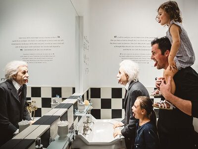 Eintritt für 1 Erwachsenen und 1 Kind für das Chaplin's World Museum