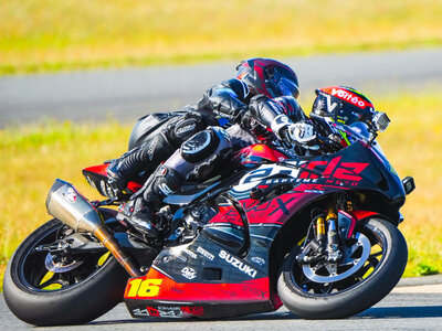 Baptême passager en moto : 3 tours à l'arrière d'un pilote professionnel sur le circuit de Nogaro