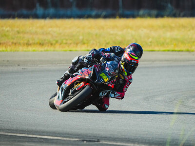 Coffret cadeau Baptême passager en moto : 3 tours à l'arrière d'un pilote professionnel sur le circuit de Nogaro