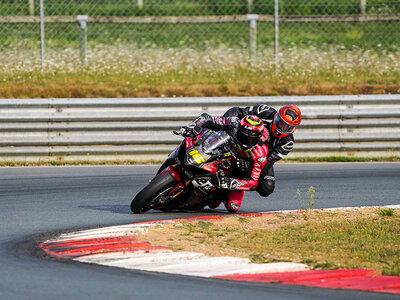 Coffret cadeau Baptême passager en moto : 3 tours à l'arrière d'un pilote professionnel sur le circuit de Pau-Arnos