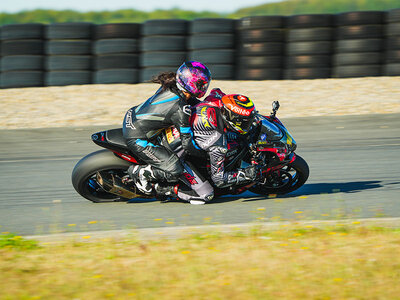 Coffret cadeau Baptême passager en moto : 3 tours à l'arrière d'un pilote professionnel sur le circuit du Val de Vienne