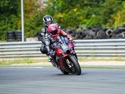 Coffret cadeau Baptême passager en moto : 3 tours à l'arrière d'un pilote professionnel sur le circuit de Magny-Cours