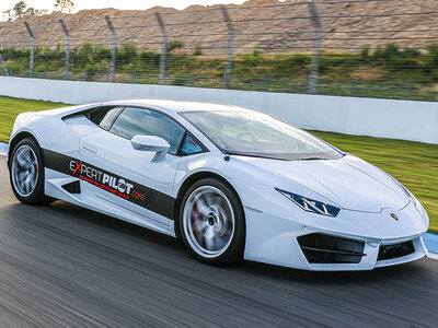 Doos 2 rondes als piloot in een Ferrari, Lamborghini of Porsche op het Circuit Geoparc