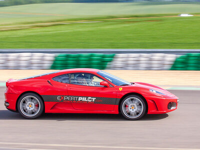 Doos 3 rondes als piloot in een Ferrari, Lamborghini of Porsche op het Circuit Geoparc